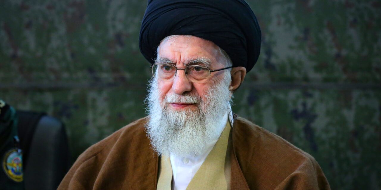 Khamenei mort après le premier jour de frappes américano-israéliennes, mettant fin à la plus longue ère de pouvoir en Iran